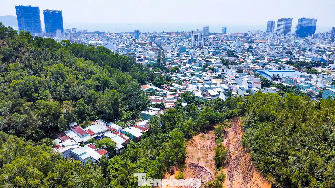 Liên quan dự án này, tại cuộc họp báo quý I mới đây, ông Lâm Hải Giang - Phó Chủ tịch UBND tỉnh Bình Định cho hay, dự án vướng mắc liên quan đến công tác giải phóng mặt bằng, trong vấn đề xác định nguồn gốc đất. Tỉnh đã chỉ đạo Quy Nhơn kiên quyết xử lý để sớm hoàn thành dự án. Ảnh: Trương Định