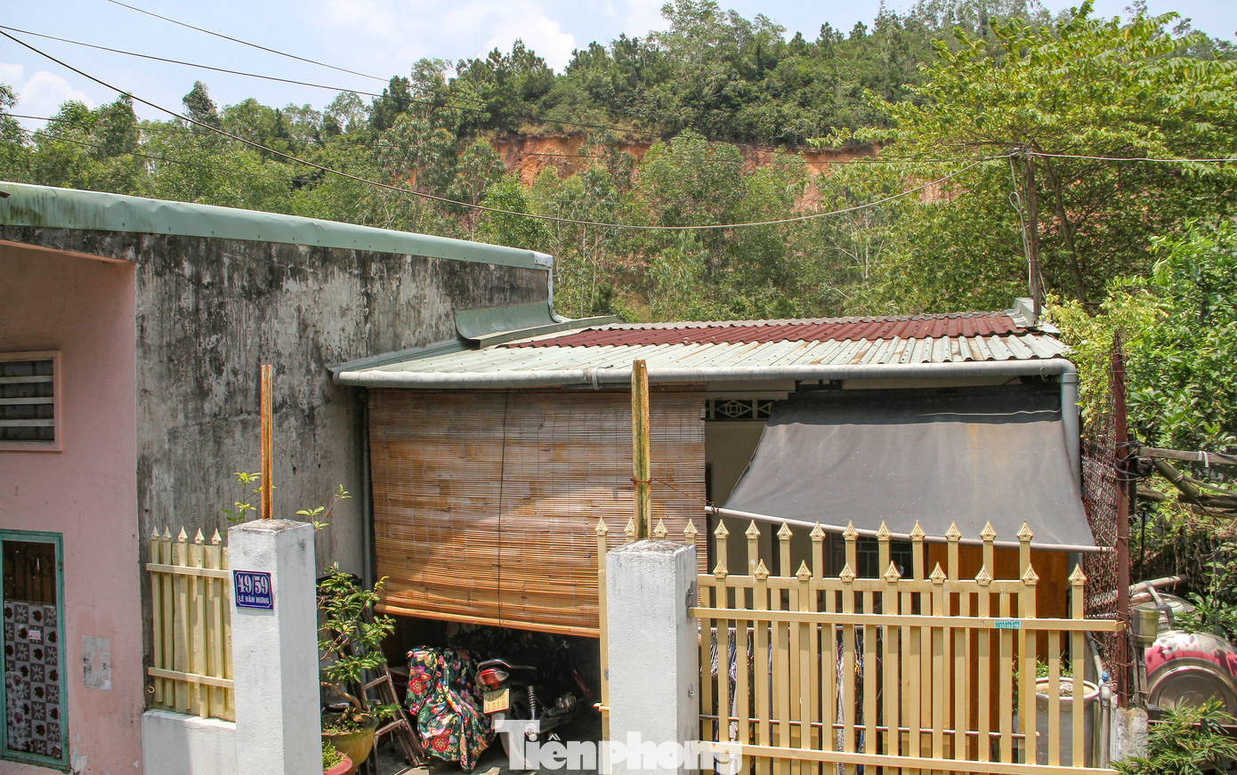 UBND tỉnh Bình Định trước đó đã phê duyệt một số đợt về phương án bồi thường, hỗ trợ về đất đai, nhà cửa, mồ mả. Tuy nhiên, việc ách tắc trong khâu giải phóng mặt bằng khiến cuộc sống của người dân trong vùng dự án cũng bị ảnh hưởng theo. Ảnh: Trương Định UBND tỉnh Bình Định trước đó đã phê duyệt một số đợt về phương án bồi thường, hỗ trợ về đất đai, nhà cửa, mồ mả. Tuy nhiên, việc ách tắc trong khâu giải phóng mặt bằng khiến cuộc sống của người dân trong vùng dự án cũng bị ảnh hưởng theo. Ảnh: Trương Định