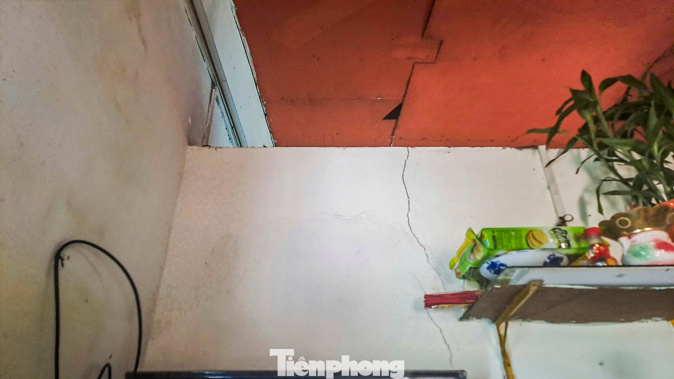 Nhà cửa người dân xuống cấp nhưng cũng không dám sửa chữa. Ảnh: Trương Định Nhà cửa người dân xuống cấp nhưng cũng không dám sửa chữa. Ảnh: Trương Định