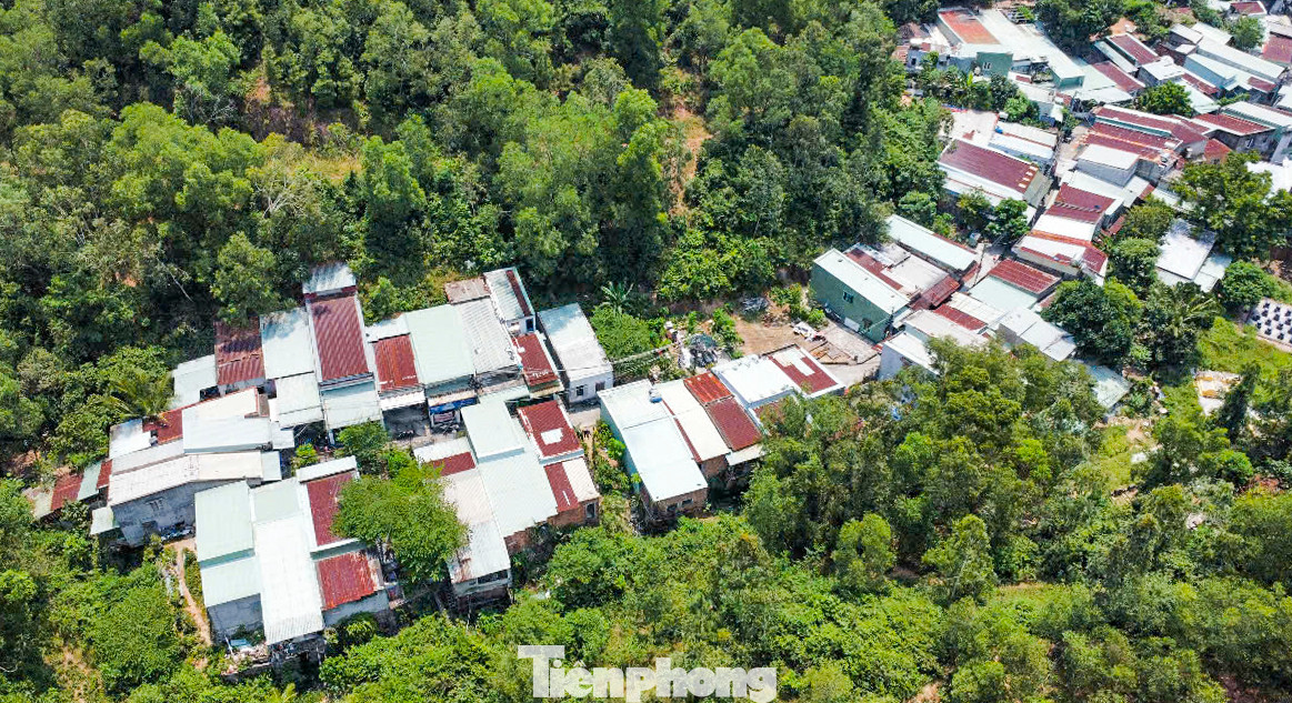 Dự án đi qua 2 phường Ngô Mây và Quang Trung, có khoảng 200 hộ dân bị ảnh hưởng. Đa số là các hộ dân nằm trên sườn, triền núi nên trong số đó chỉ có 11 hộ dân có giấy chứng nhận quyền sử dụng đất (sổ đỏ), còn lại khoảng 189 hộ tự ý lấn chiếm xây dựng nhà, sử dụng đất chưa được cấp số đỏ. Ảnh: Trương Định Dự án đi qua 2 phường Ngô Mây và Quang Trung, có khoảng 200 hộ dân bị ảnh hưởng. Đa số là các hộ dân nằm trên sườn, triền núi nên trong số đó chỉ có 11 hộ dân có giấy chứng nhận quyền sử dụng đất (sổ đỏ), còn lại khoảng 189 hộ tự ý lấn chiếm xây dựng nhà, sử dụng đất chưa được cấp số đỏ. Ảnh: Trương Định