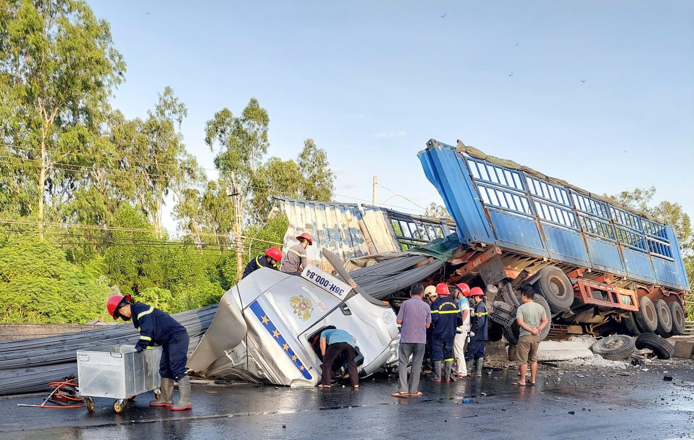 Vụ tai nạn khiến đầu xe bẹp dúm.