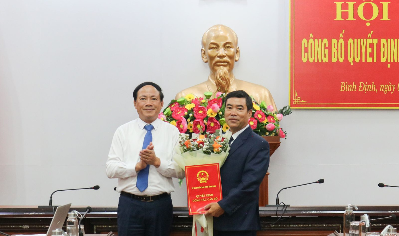 Chủ tịch UBND tỉnh Bình Định Phạm Anh Tuấn (bên trái) trao quyết định bổ nhiệm Giám đốc Sở Khoa học và Công nghệ. Ảnh: VPUB Bình Định