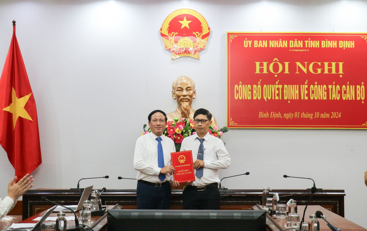 Trưởng phòng Phòng Hành chính và Bổ trợ tư pháp thuộc Sở Tư pháp (bên phải) được bổ nhiệm giữ chức vụ Phó Giám đốc Sở Tư pháp. Ảnh" VPUB Bình Định