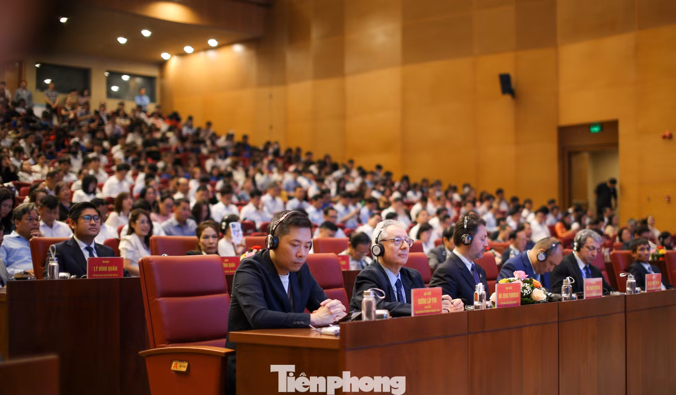 Các đại biểu dự diễn đàn. Ảnh: Trương Định.