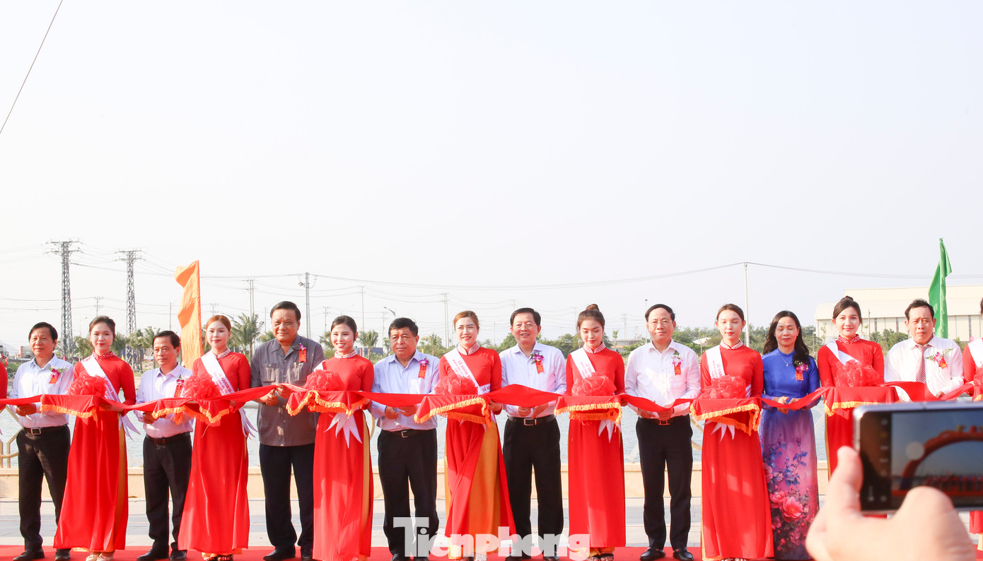 Đại biểu cắt băng khánh thành Dự án Hệ thống tiêu thoát lũ sông Dinh. Ảnh: Trương Định Đại biểu cắt băng khánh thành Dự án Hệ thống tiêu thoát lũ sông Dinh. Ảnh: Trương Định