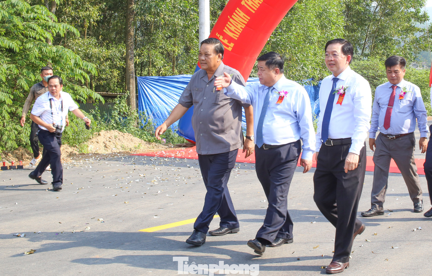 Phó thủ tướng Nguyễn Chí Dũng đánh giá tuyến đường đóng vai trò hết sức quan trọng, có ý nghĩa về nhiều mặt. Ảnh: Trương Định Phó thủ tướng Nguyễn Chí Dũng đánh giá tuyến đường đóng vai trò hết sức quan trọng, có ý nghĩa về nhiều mặt. Ảnh: Trương Định