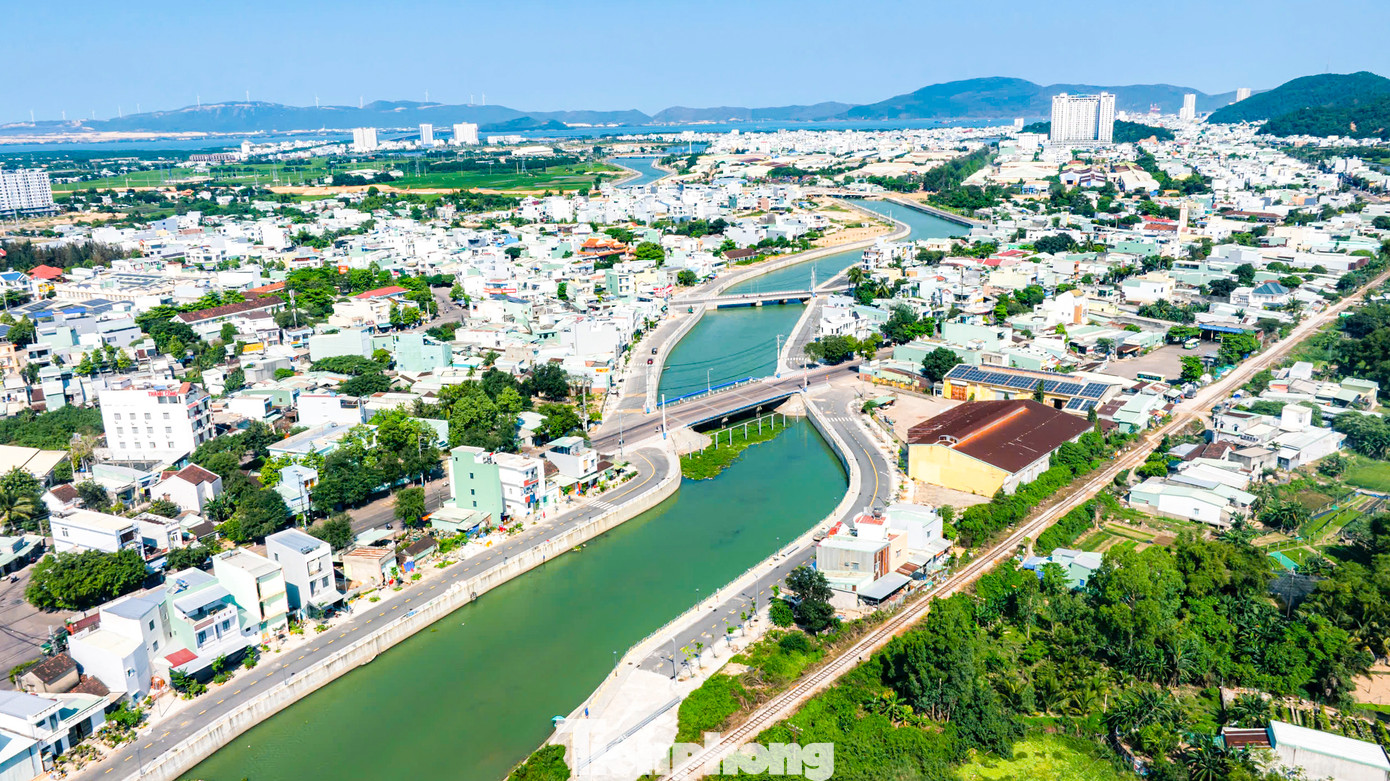 Từ một dòng sông chết, ô nhiễm, sông Dinh trở nên thông thoáng, xanh mát. Ảnh: Dũng Nhân Từ một dòng sông chết, ô nhiễm, sông Dinh trở nên thông thoáng, xanh mát. Ảnh: Dũng Nhân