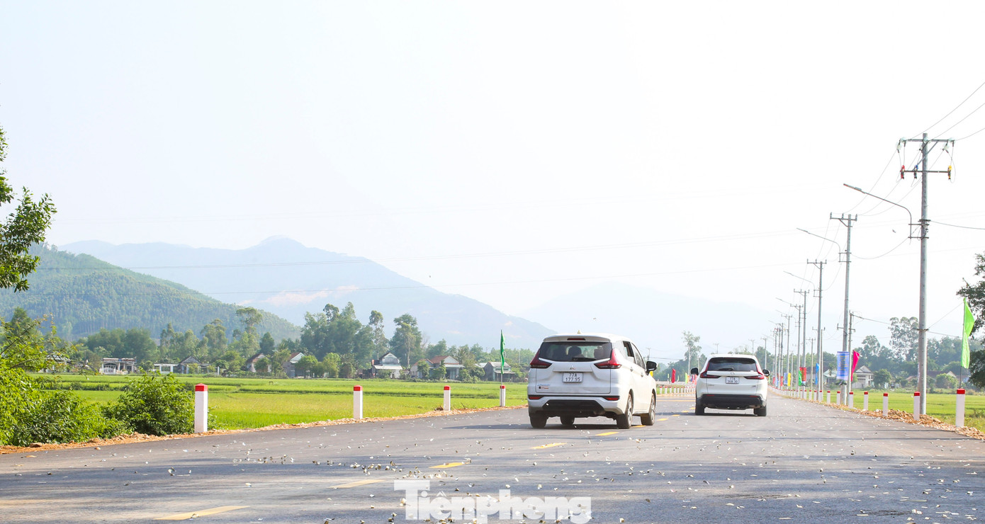 Tuyến đường góp phần thúc đẩy sự giao thương hàng hóa, mở ra không gian phát triển mới cho địa phương. Ảnh: Trương Định Tuyến đường góp phần thúc đẩy sự giao thương hàng hóa, mở ra không gian phát triển mới cho địa phương. Ảnh: Trương Định
