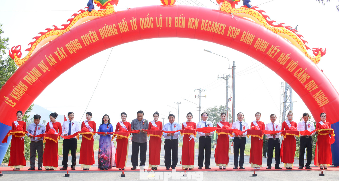 Phó thủ tướng Nguyễn Chí Dũng cùng lãnh đạo tỉnh Bình Định cắt băng khánh thành tuyến đường. Ảnh: Trương Định Phó thủ tướng Nguyễn Chí Dũng cùng lãnh đạo tỉnh Bình Định cắt băng khánh thành tuyến đường. Ảnh: Trương Định