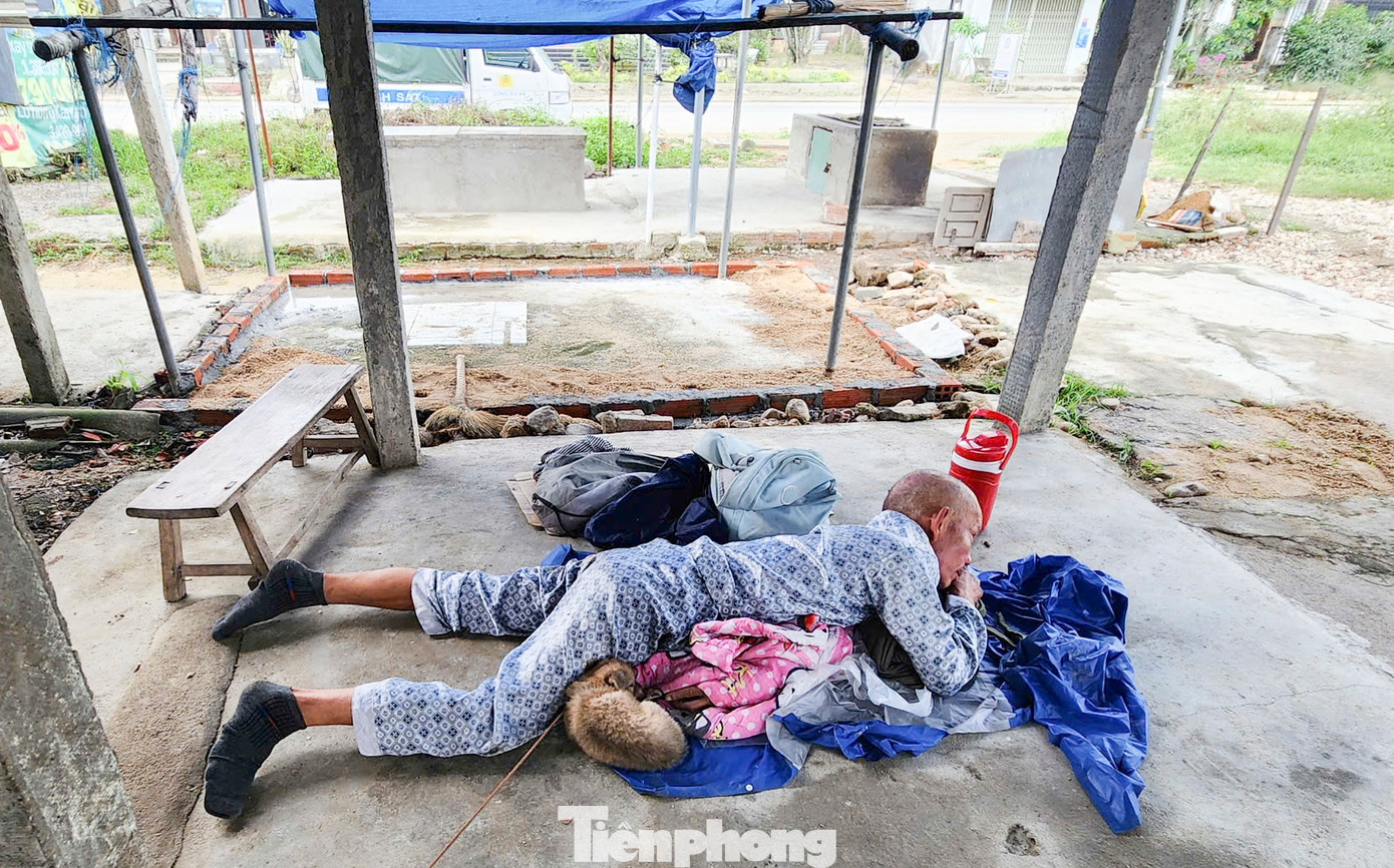 Ông Lâm thời điểm người dân phát hiện nằm ở chợ Sạn. Ảnh: V.G