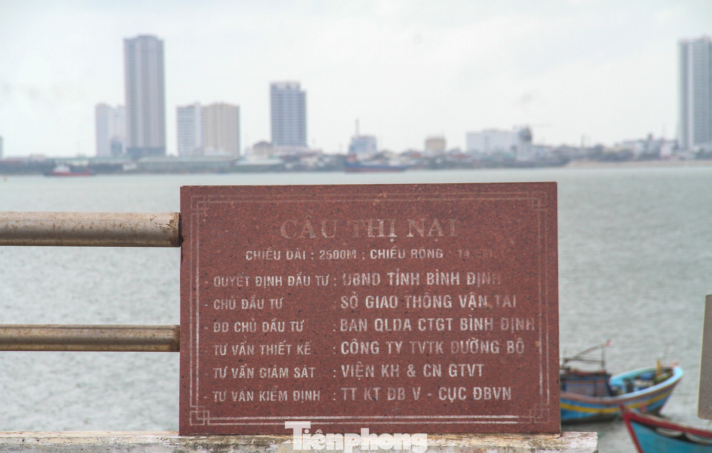 Dự án sửa chữa vết nứt, vỡ kết cấu bê tông mố trụ, dầm dẫn, xử lý lún đường đầu cầu, khe co giãn, thoát nước và hệ thống an toàn giao thông cầu Thị Nại, tổng mức đầu tư gần 30 tỷ đồng, giao Sở GTVT tỉnh Bình Định làm chủ đầu tư, được thực hiện trong giai đoạn năm 2023 - 2024. (Ảnh: Trương Định).