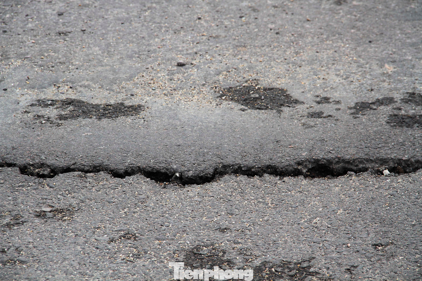 Các vết nứt trên thành cầu và mặt đường. (Ảnh: Trương Định).