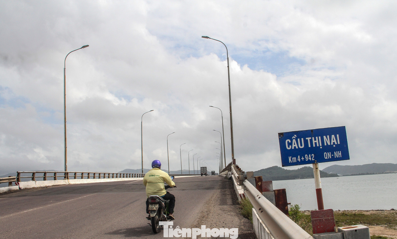 Cầu Thị Nại kết nối TP. Quy Nhơn với Khu Kinh tế Nhơn Hội, dài hơn 2,4 km gồm 54 nhịp. (Ảnh: Trương Định).