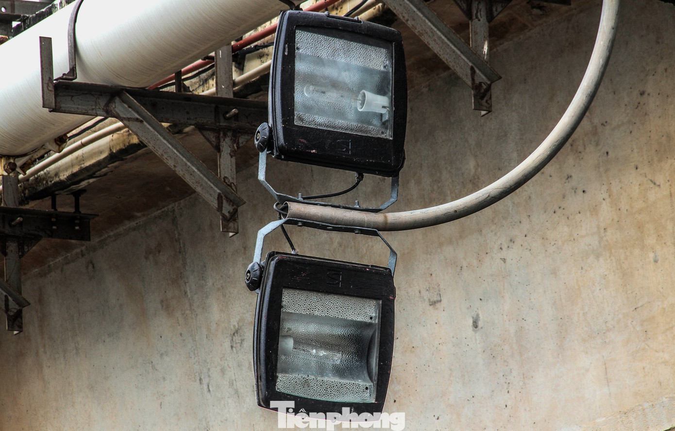 Hệ thống điện chiếu sáng tại cầu Thị Nại. (Ảnh: Trương Định).