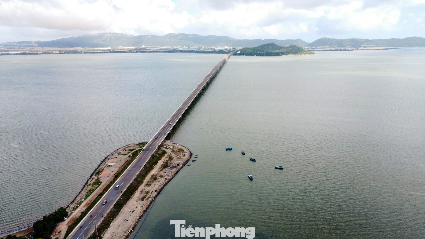 Cầu vượt biển dài nhất Bình Định. Ảnh: Trương Định. Cầu vượt biển dài nhất Bình Định. Ảnh: Trương Định.