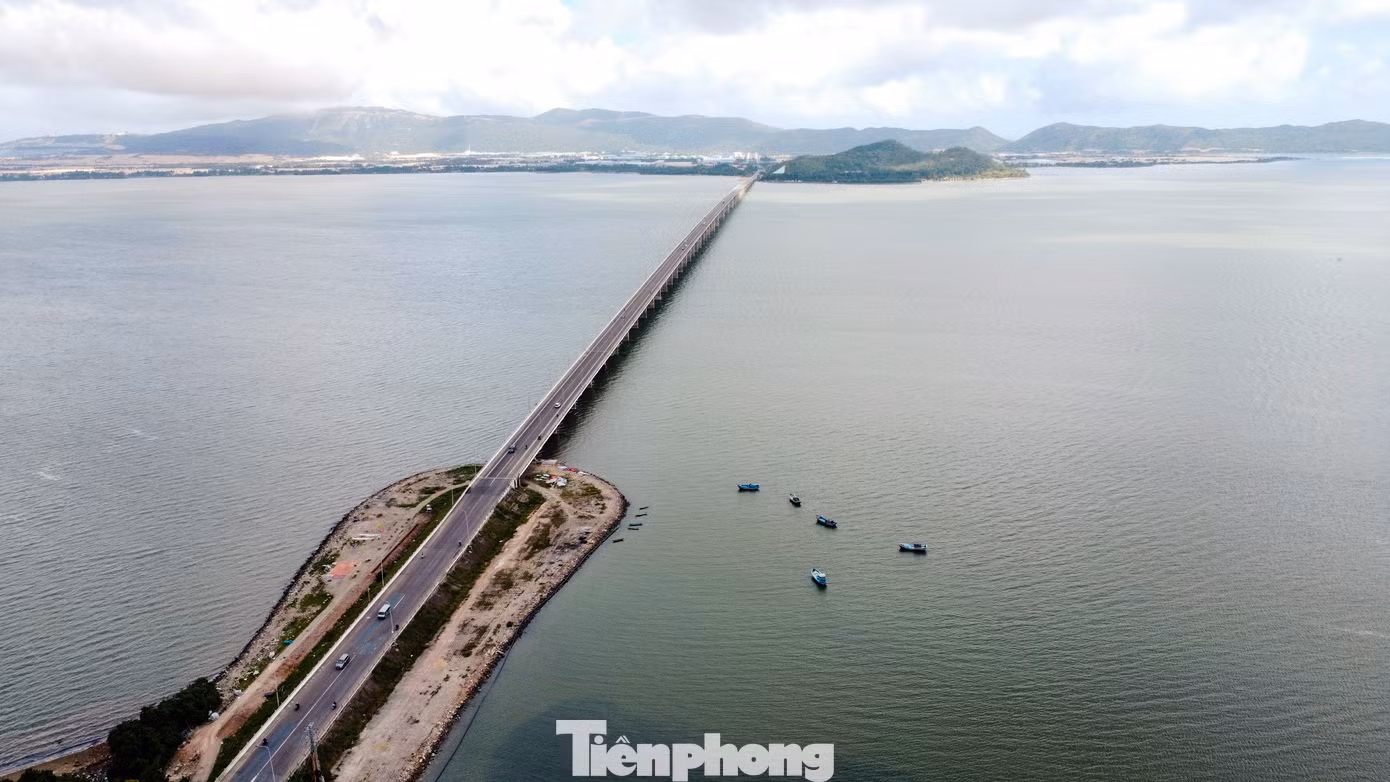 Cầu vượt biển dài nhất Bình Định. Ảnh: Trương Định. Cầu vượt biển dài nhất Bình Định. Ảnh: Trương Định.