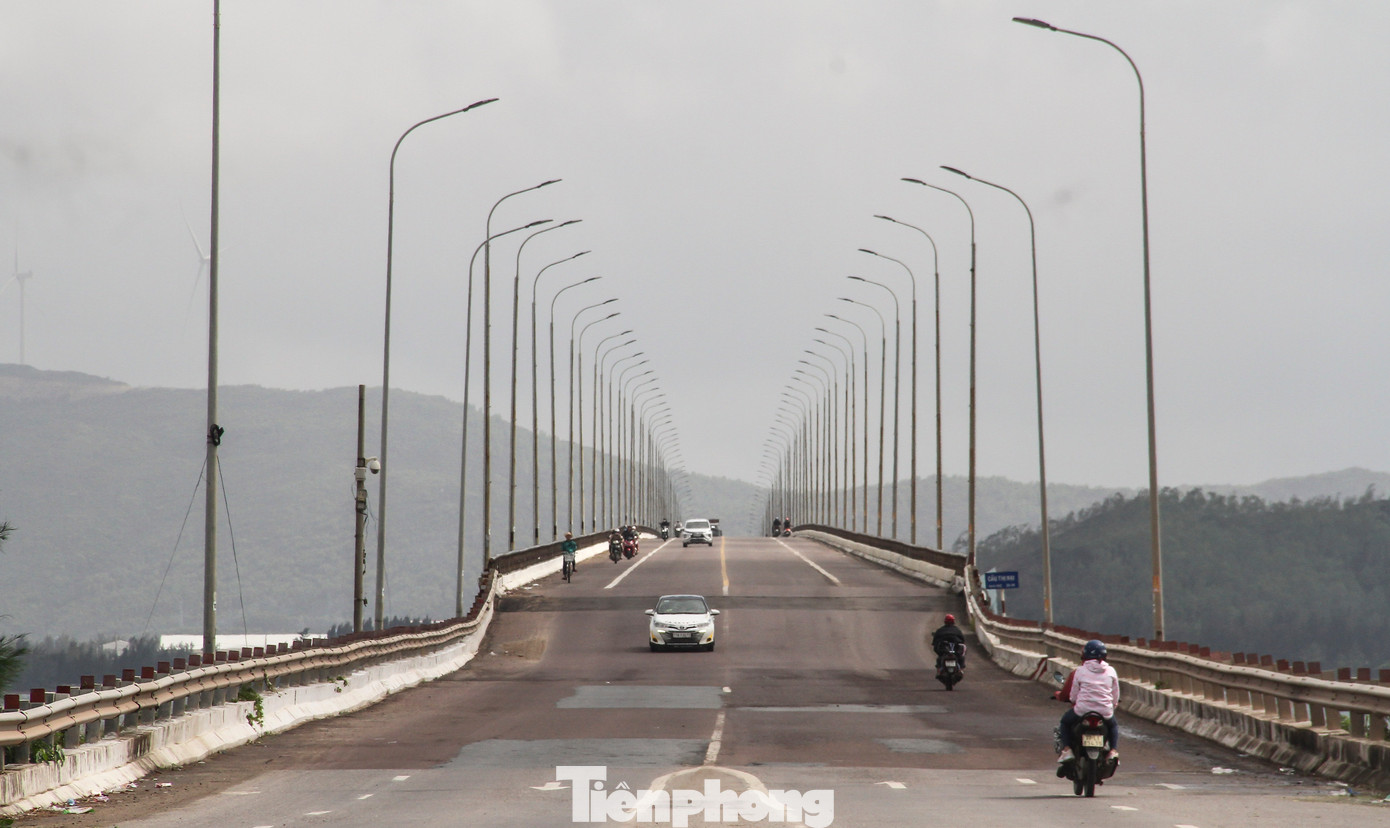 Cầu Thị Nại, một công trình ý nghĩa, không chỉ mang đến thuận lợi về giao thông, kinh tế, cây cầu còn là một điểm du lịch Quy Nhơn nổi tiếng, ấn tượng... (Ảnh: Trương Định).