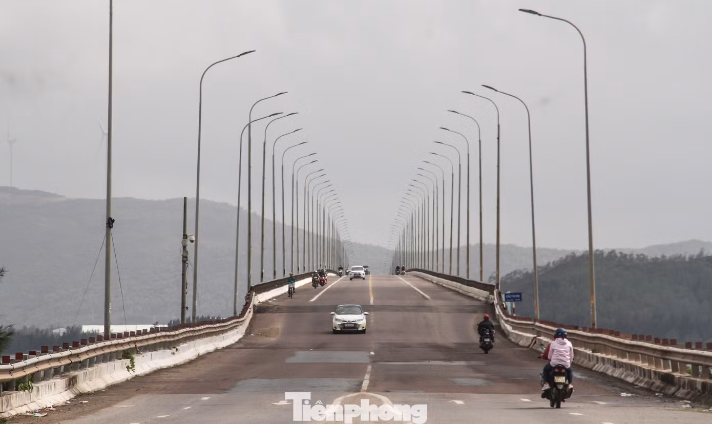 Cầu Thị Nại, một công trình ý nghĩa, không chỉ mang đến thuận lợi về giao thông, kinh tế, cây cầu còn là một điểm du lịch Quy Nhơn nổi tiếng, ấn tượng... (Ảnh: Trương Định).