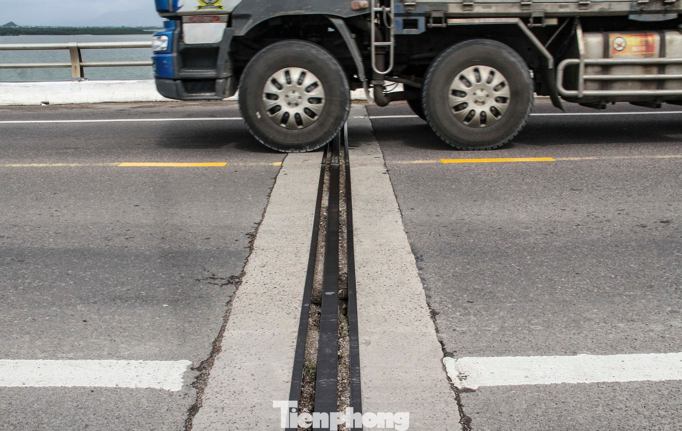 Ngoài ra, thay thế máng cao su thu nước của các khe co giãn trên cầu; sửa chữa khe co giãn trên trụ T40 bị hư hỏng; xử lý các vết nứt cho 2 mố cầu, sửa chữa tứ nón mố cầu, xây dựng thay thế hệ thống điện chiếu sáng bị hư hỏng, sửa chữa hư hỏng cục bộ lớp bê tông nhựa mặt cầu và xử lý lún đường đầu cầu; sửa chữa, bổ sung hoàn thiện hệ thống ATGT trên cầu và đường đầu cầu. (Ảnh: Trương Định).