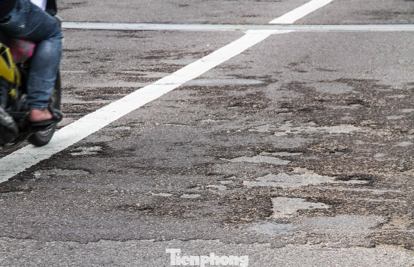 Mặt đường 1 số vị trí cầu Thị Nại bị xuống cấp, hư hỏng. (Ảnh: Trương Định).