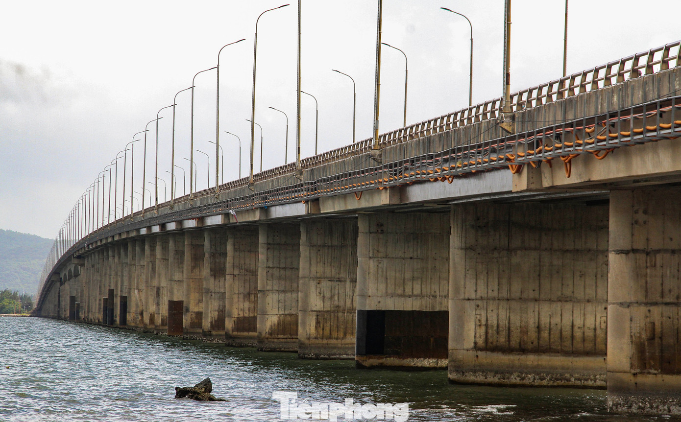 Cụ thể, sửa chữa các vết nứt, vỡ kết cấu bê tông trên 16 trụ; trám vá cục bộ bằng vữa chống thấm cho 40 trụ có xà mũ bị bong tróc bê tông; sửa chữa các vết nứt, vỡ kết cấu bê tông trên 13 nhịp; quét keo sườn dầm chống xâm thực cho 17 nhịp; quét keo sườn và đáy dầm chống xâm thực cho 21 nhịp. (Ảnh: Trương Định).