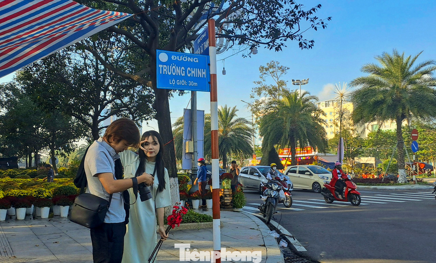 Đôi bạn trẻ diện áo dài xuống phố săn ảnh đẹp. Ảnh: Trương Định