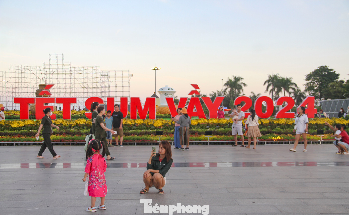Người dân check-in tại khuôn viên cụm linh vật năm Giáp Thìn 2024, điểm nhấn của phố biển Quy Nhơn năm nay để phục vụ người dân và du khách gần xa đón Tết, vui xuân.