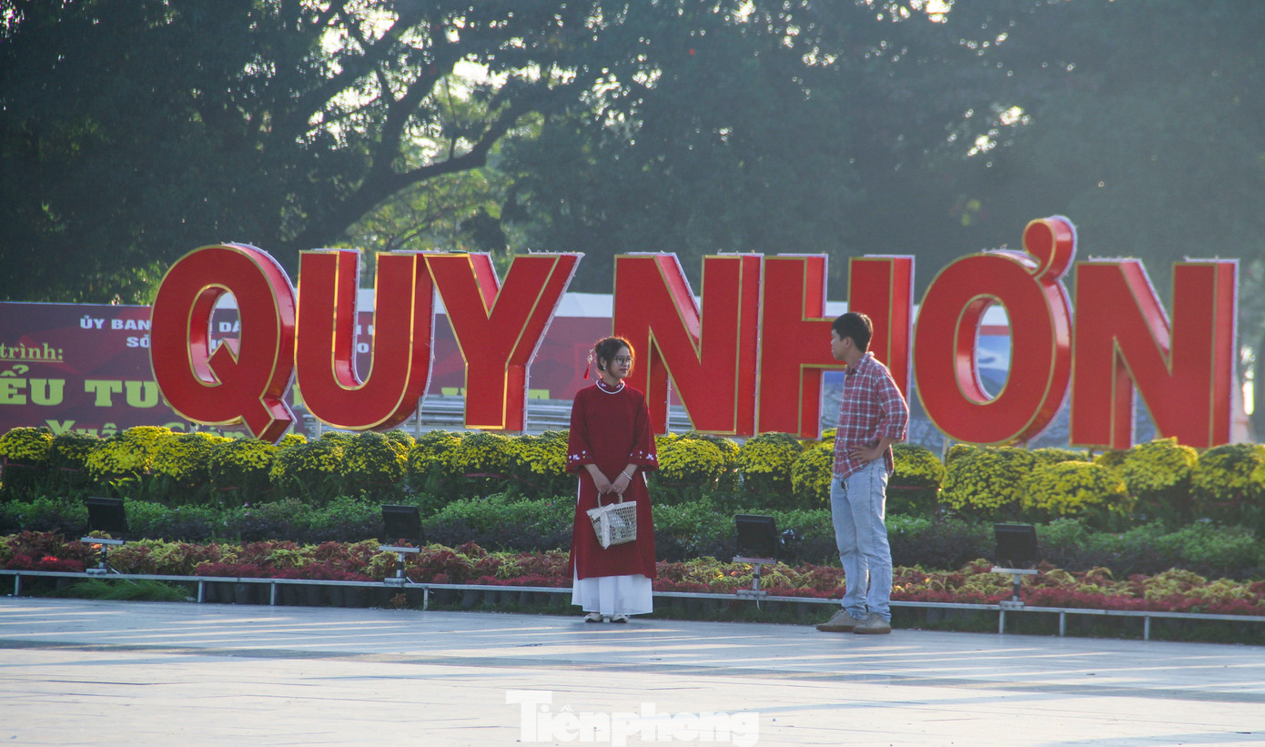 Tranh thủ lúc trời vừa nắng sớm, các bạn trẻ diện trang phục đẹp xuống phố chụp ảnh.