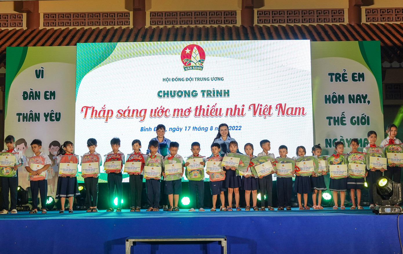 Trao học bổng cho các em học sinh có hoàn cảnh khó khăn. Trao học bổng cho các em học sinh có hoàn cảnh khó khăn.