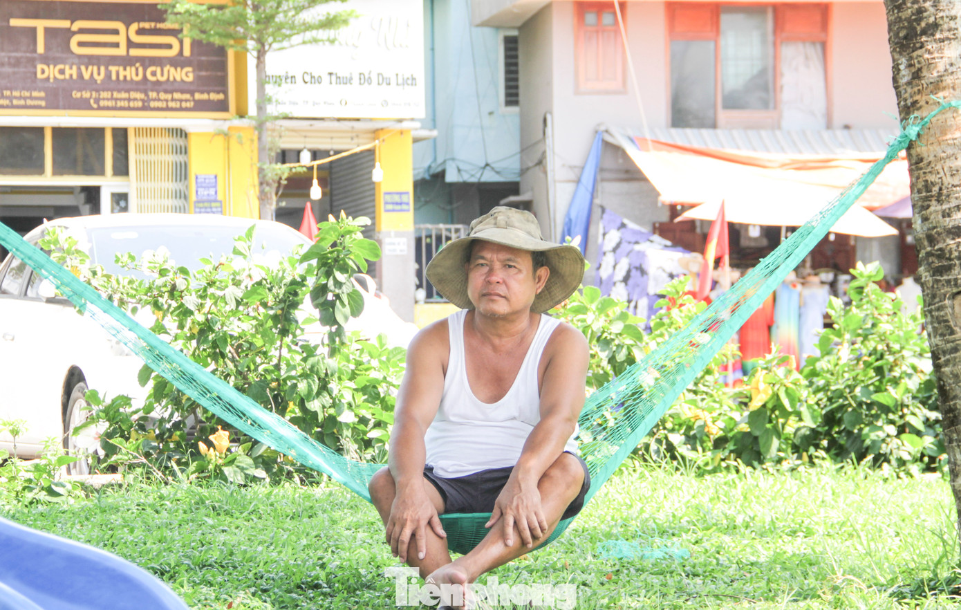Một người dân treo võng tại công viên tránh nóng. Ảnh: Trương Định