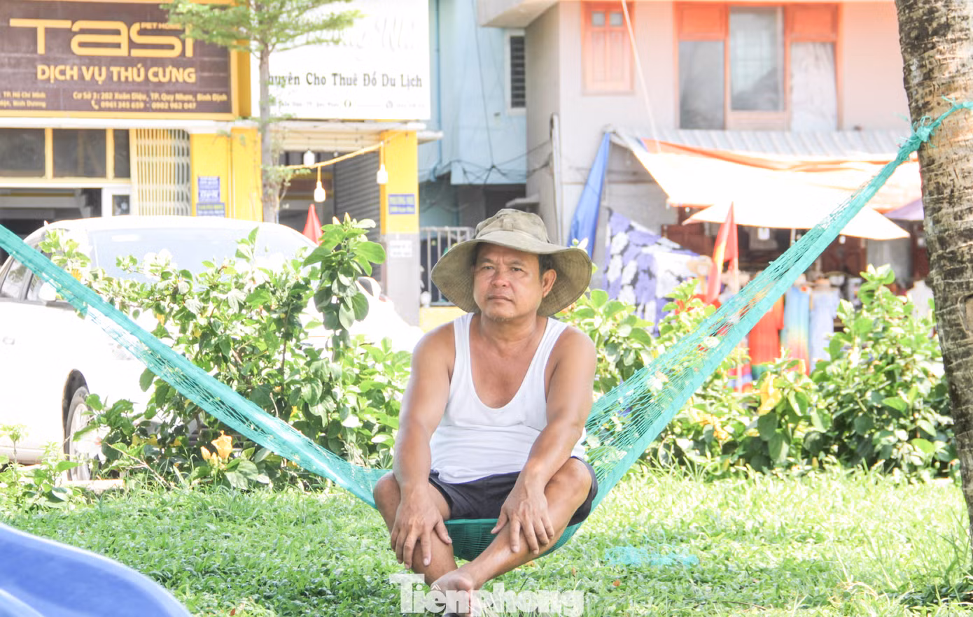 Một người dân treo võng tại công viên tránh nóng. Ảnh: Trương Định