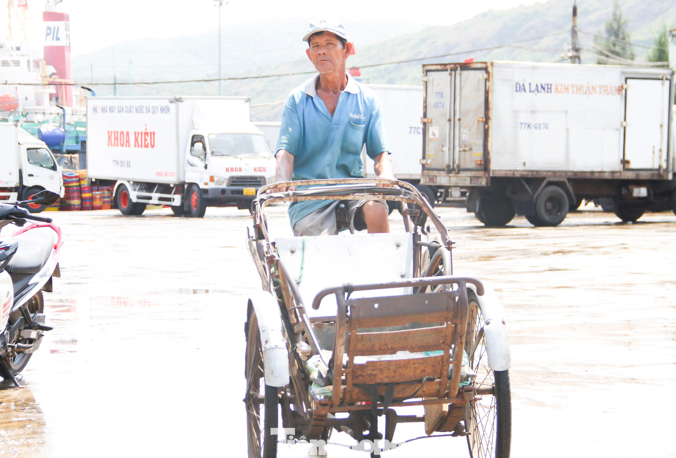 Về trưa nền nhiệt ngoài trời càng tăng cao khiến cuộc sống người dân, đặc biệt những người lao động tự do thêm vất vả. Ảnh: Trương Định