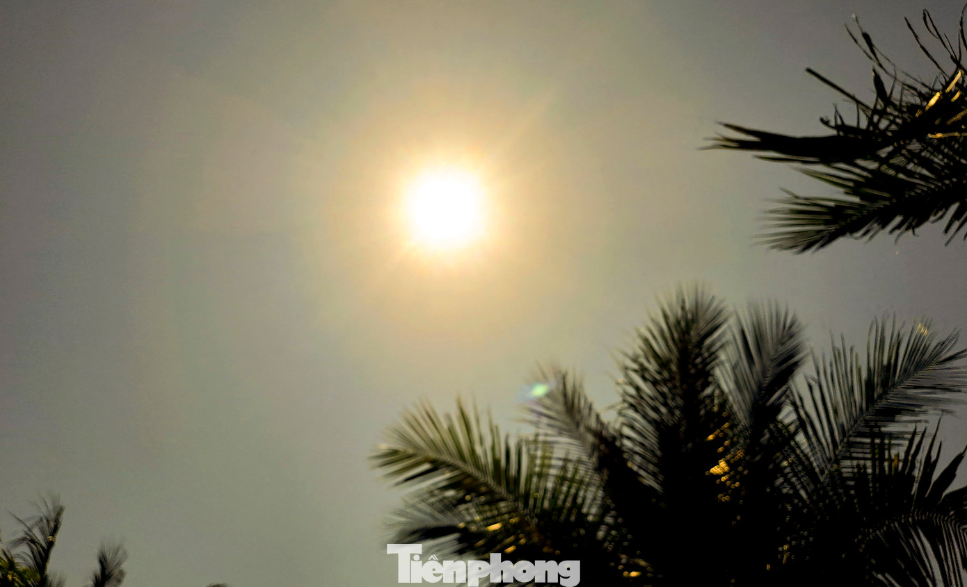 Càng về trưa nền nhiệt ngoài trời càng tăng cao. Ảnh: Trương Định