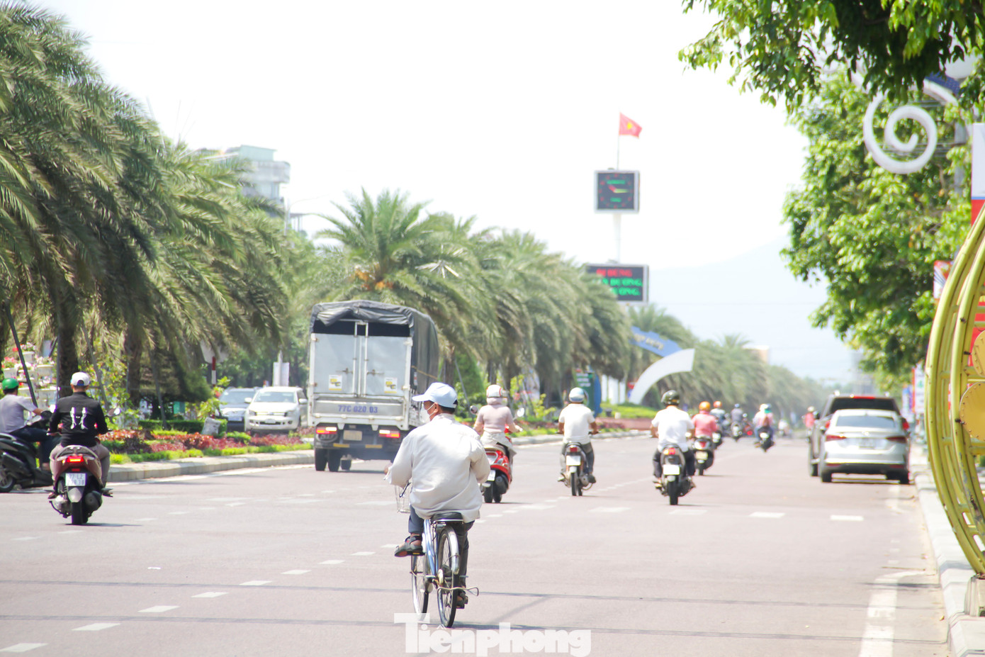 Khu vực tỉnh Bình Định những ngày qua xảy ra nắng nóng, có nơi nắng nóng gay gắt. Theo dự báo diễn biến nắng nóng trong 24 đến 48 giờ tới, khu vực Bình Định tiếp tục xảy ra nắng nóng, có nơi nắng nóng gay gắt, với nền nhiệt độ cao nhất trong ngày phổ biến từ 36-38 độ, có nơi trên 39 độ. Ảnh: Trương Định