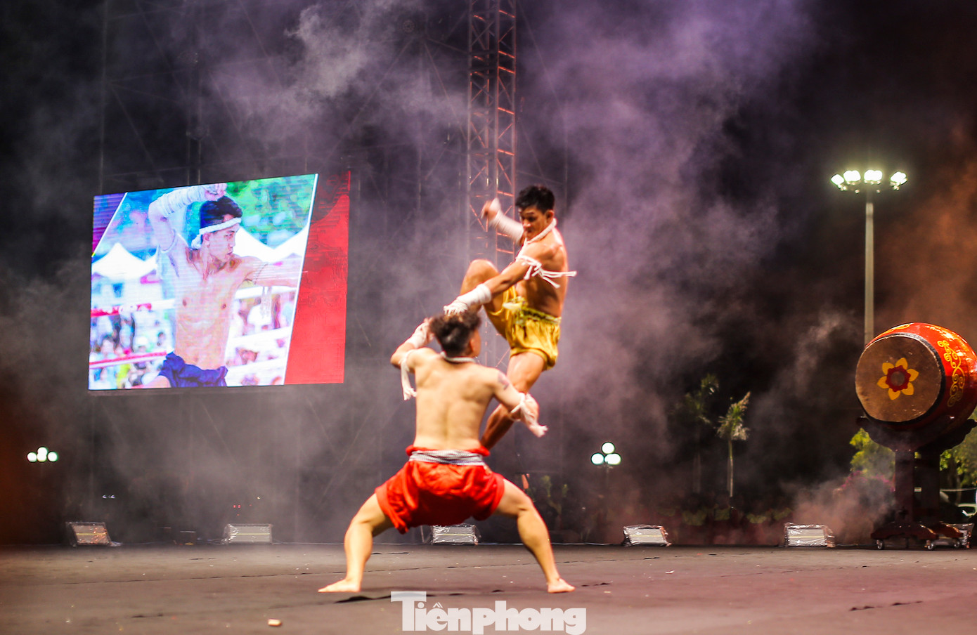 Màn đồng diễn Muay Boran có sự góp mặt của võ sư Nguyễn Trần Duy Nhất - một biểu tượng Muay Thái tại Việt Nam. Ảnh: Trương Định Màn đồng diễn Muay Boran có sự góp mặt của võ sư Nguyễn Trần Duy Nhất - một biểu tượng Muay Thái tại Việt Nam. Ảnh: Trương Định