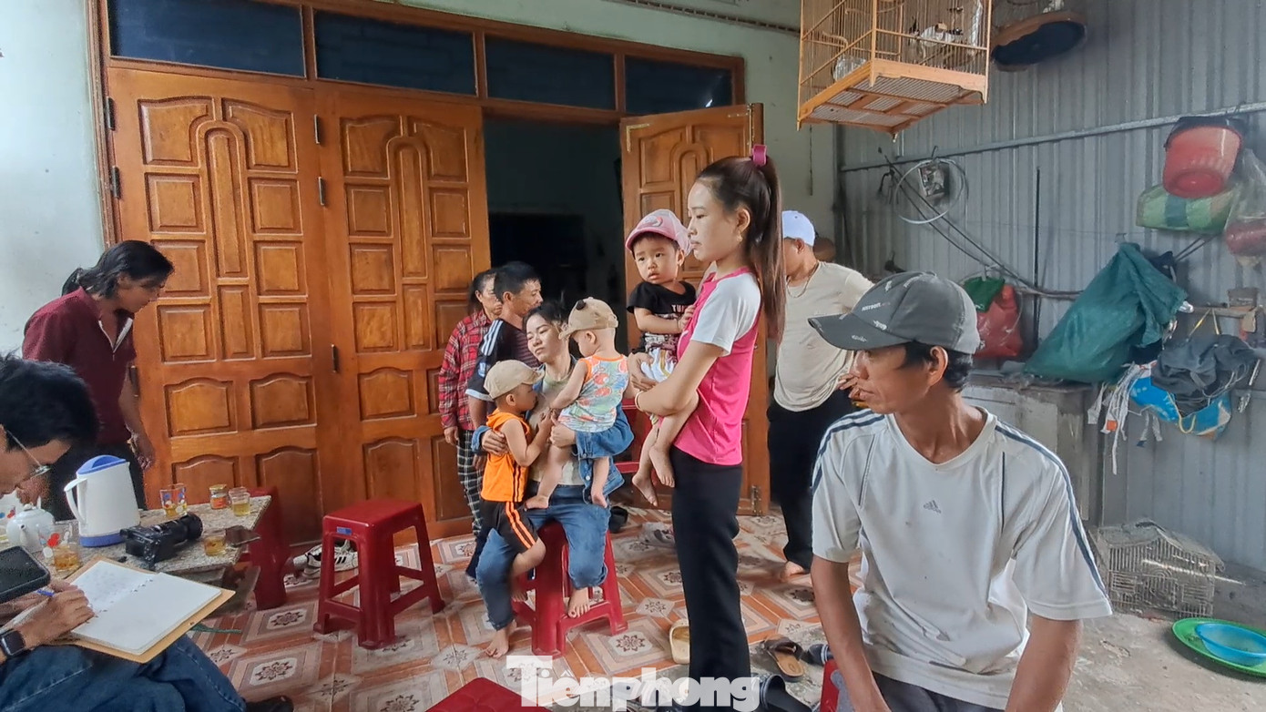 Người dân thôn Kiên Long phản ánh sự việc. Ảnh: T.Đ Người dân thôn Kiên Long phản ánh sự việc. Ảnh: T.Đ