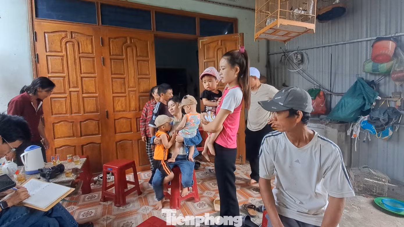 Người dân thôn Kiên Long phản ánh sự việc. Ảnh: T.Đ Người dân thôn Kiên Long phản ánh sự việc. Ảnh: T.Đ
