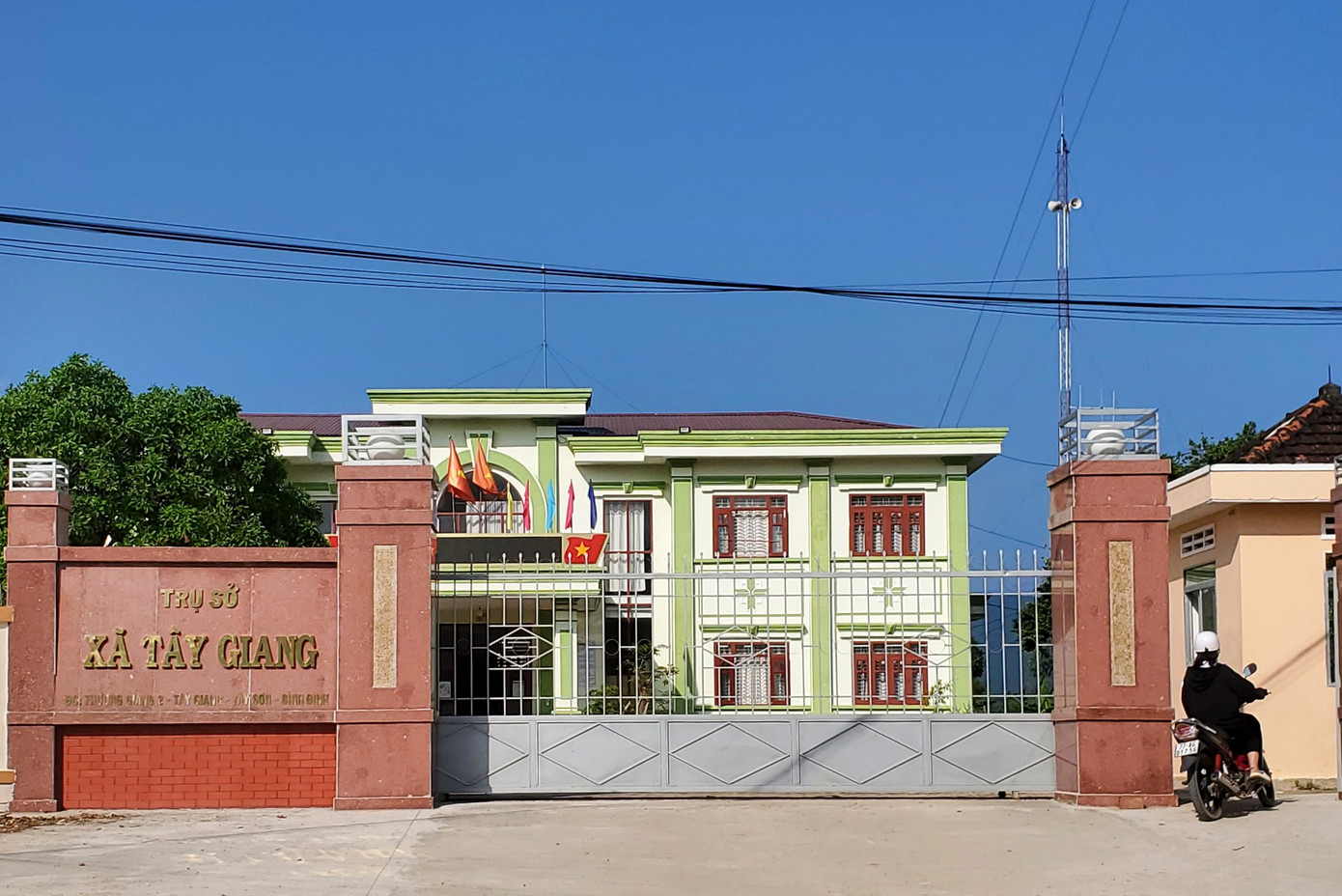 Lùm xùm chuyện người nghèo ở xã Tây Giang nhận cấp bù 4 lạng gạo. Lùm xùm chuyện người nghèo ở xã Tây Giang nhận cấp bù 4 lạng gạo.