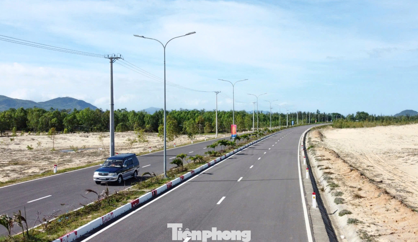 Theo TS. Trần Du lịch, đường ven biển tỉnh Bình Định làm tương đối tốt. Ảnh: A.Q. Theo TS. Trần Du lịch, đường ven biển tỉnh Bình Định làm tương đối tốt. Ảnh: A.Q.