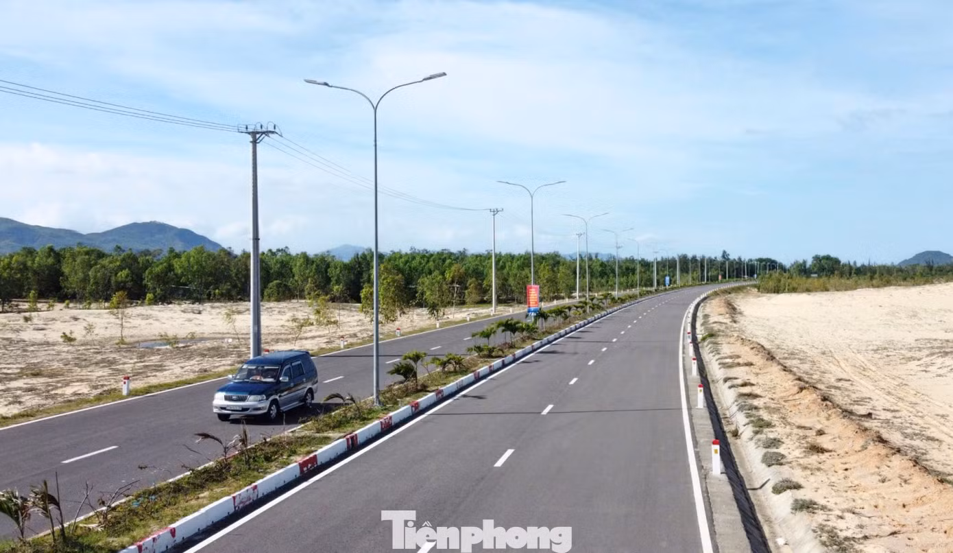 Theo TS. Trần Du lịch, đường ven biển tỉnh Bình Định làm tương đối tốt. Ảnh: A.Q.