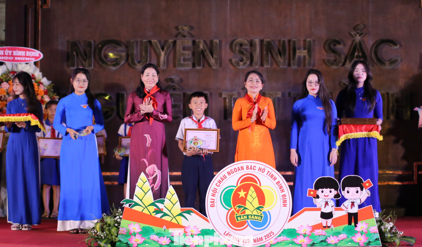 Bà Nguyễn Thị Phong Vũ - Trưởng Ban Tuyên giáo và Dân vận Tỉnh ủy Bình Định (bên phải) cùng bà Huỳnh Thúy Vân - Phó Chủ tịch HĐND tỉnh Bình Định trao tặng danh hiệu cho các em thiếu nhi. Ảnh: Trương Định