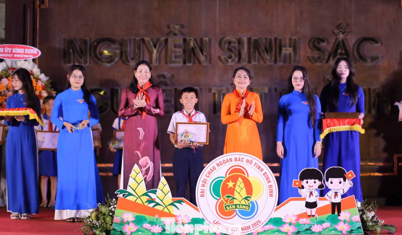 Bà Nguyễn Thị Phong Vũ - Trưởng Ban Tuyên giáo và Dân vận Tỉnh ủy Bình Định (bên phải) cùng bà Huỳnh Thúy Vân - Phó Chủ tịch HĐND tỉnh Bình Định trao tặng danh hiệu cho các em thiếu nhi. Ảnh: Trương Định Bà Nguyễn Thị Phong Vũ - Trưởng Ban Tuyên giáo và Dân vận Tỉnh ủy Bình Định (bên phải) cùng bà Huỳnh Thúy Vân - Phó Chủ tịch HĐND tỉnh Bình Định trao tặng danh hiệu cho các em thiếu nhi. Ảnh: Trương Định