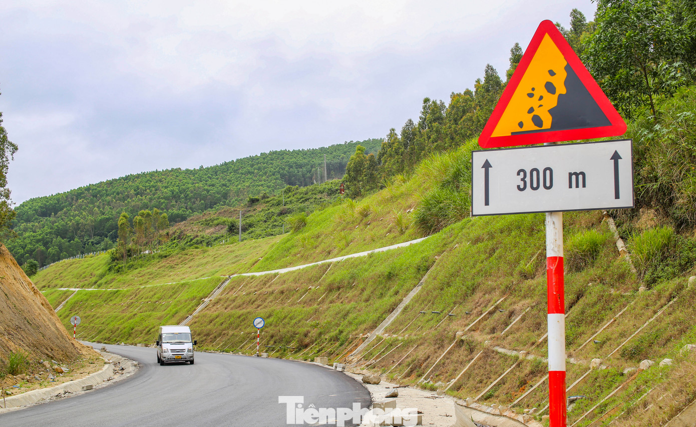 Sau 4 năm thi công, nâng cấp, sửa chữa tuyến đường cơ bản hoàn thành giúp giao thông thuận lợi hơn, đặc biệt giúp tài xế rút ngắn được thời gian lộ trình. Ảnh: Trương Định