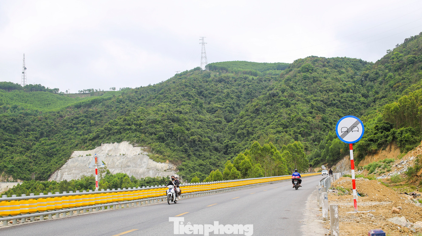 Sau 4 năm thi công, nâng cấp, sửa chữa tuyến đường cơ bản hoàn thành giúp giao thông thuận lợi hơn, đặc biệt giúp tài xế rút ngắn được thời gian lộ trình. Ảnh: Trương Định