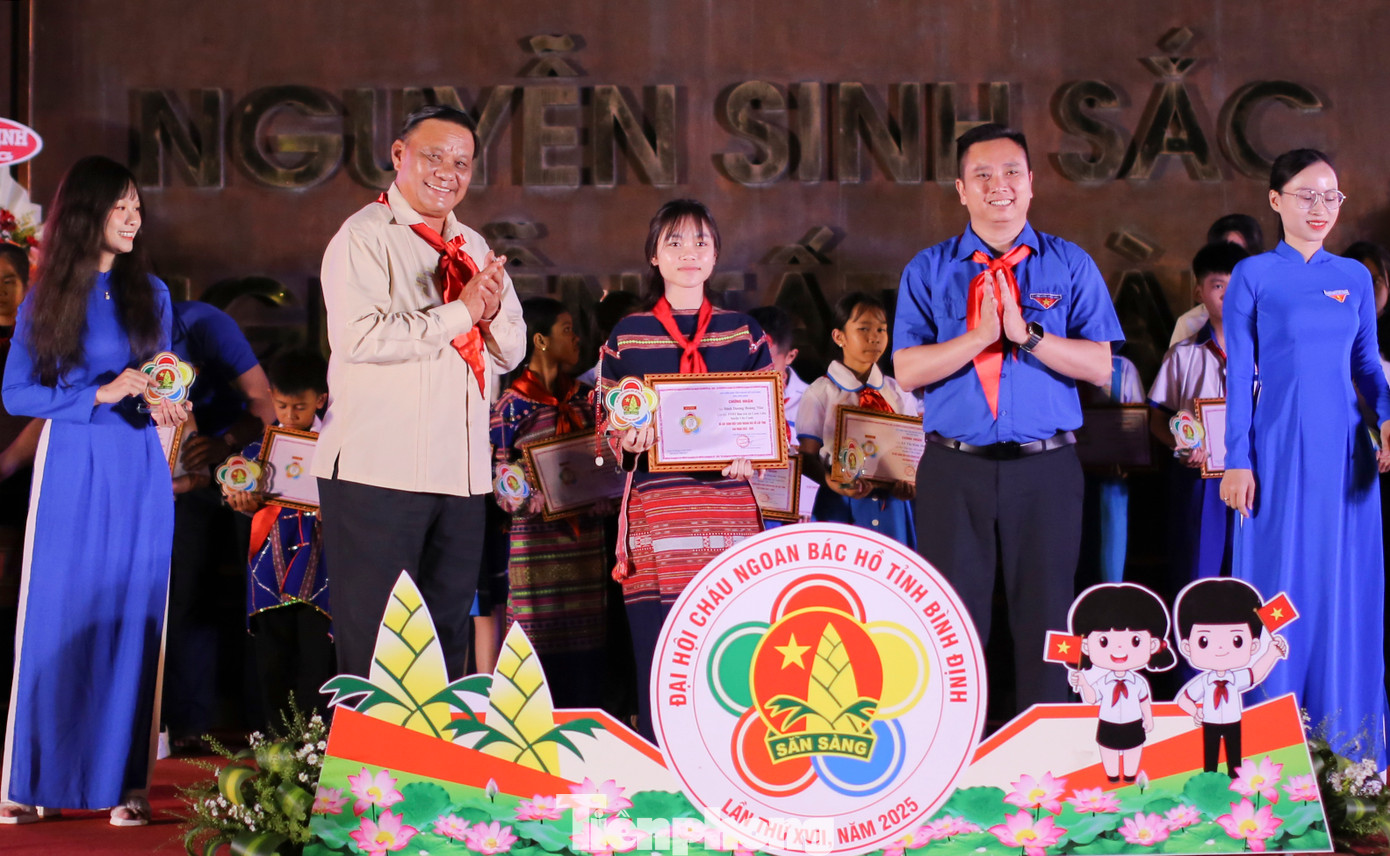 Danh hiệu cao quý là nguồn động lực giúp các em vượt qua khó khăn, trở ngại trong học tập, trong cuộc sống. Ảnh: Trương Định