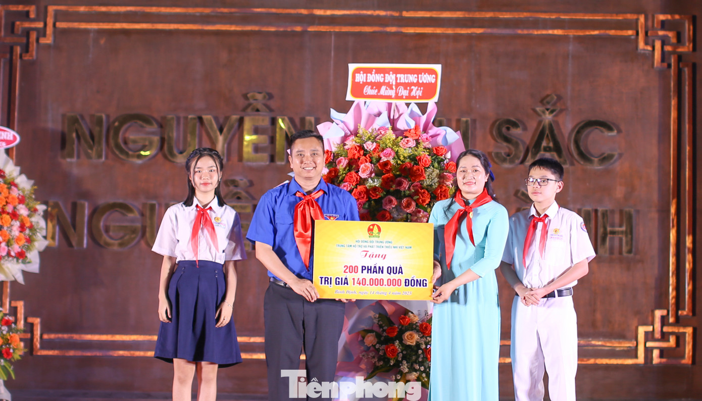 Anh Lê Anh Quân - Phó Trưởng ban Ban Công tác Thiếu nhi T.Ư Đoàn, Phó Chủ tịch Hội đồng Đội T.Ư, Giám đốc Trung tâm Hỗ trợ và Phát triển Thiếu nhi Việt Nam trao tặng quà. Ảnh: Trương Định