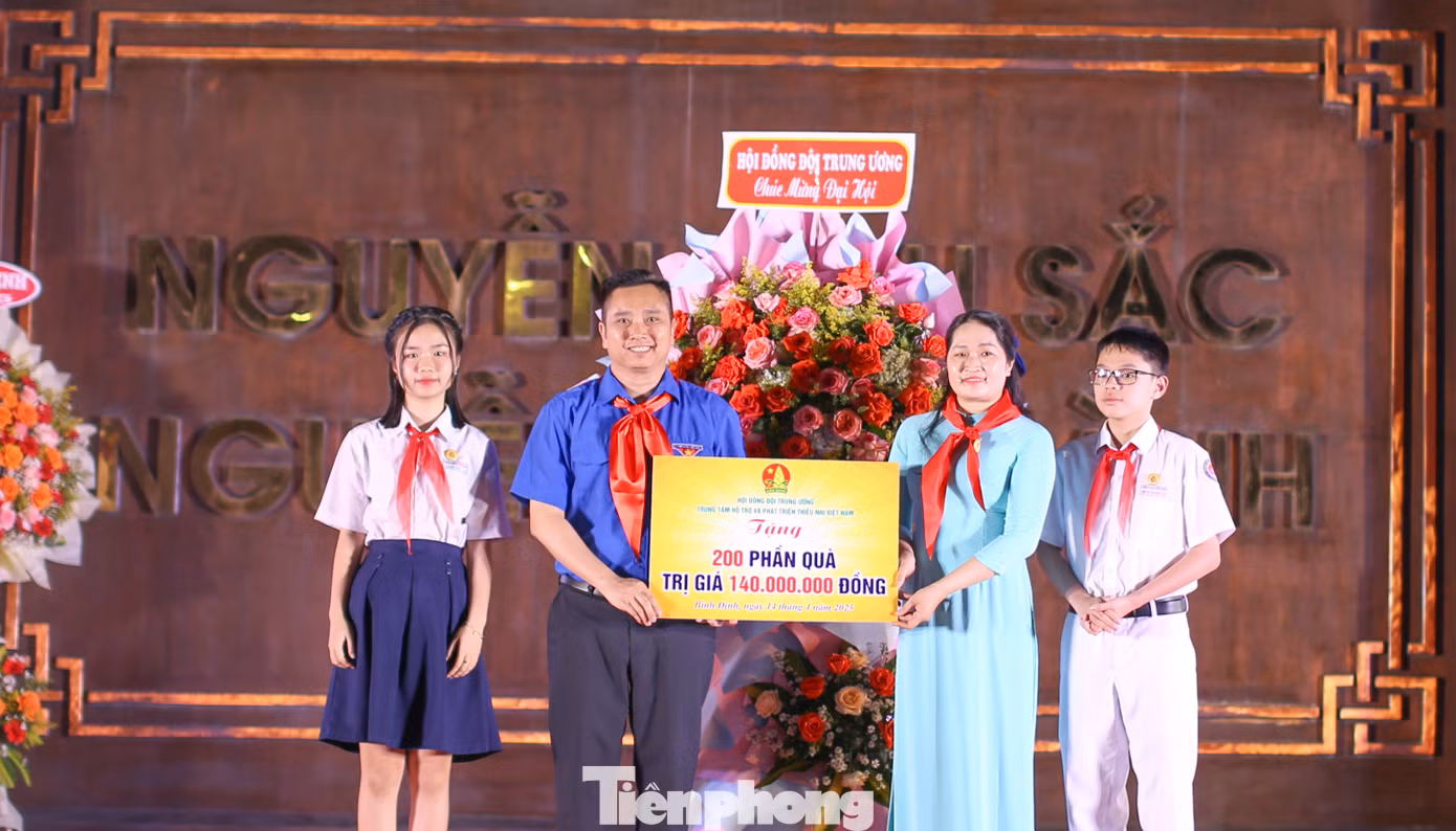 Anh Lê Anh Quân - Phó Trưởng ban Ban Công tác Thiếu nhi T.Ư Đoàn, Phó Chủ tịch Hội đồng Đội T.Ư, Giám đốc Trung tâm Hỗ trợ và Phát triển Thiếu nhi Việt Nam trao tặng quà. Ảnh: Trương Định Anh Lê Anh Quân - Phó Trưởng ban Ban Công tác Thiếu nhi T.Ư Đoàn, Phó Chủ tịch Hội đồng Đội T.Ư, Giám đốc Trung tâm Hỗ trợ và Phát triển Thiếu nhi Việt Nam trao tặng quà. Ảnh: Trương Định