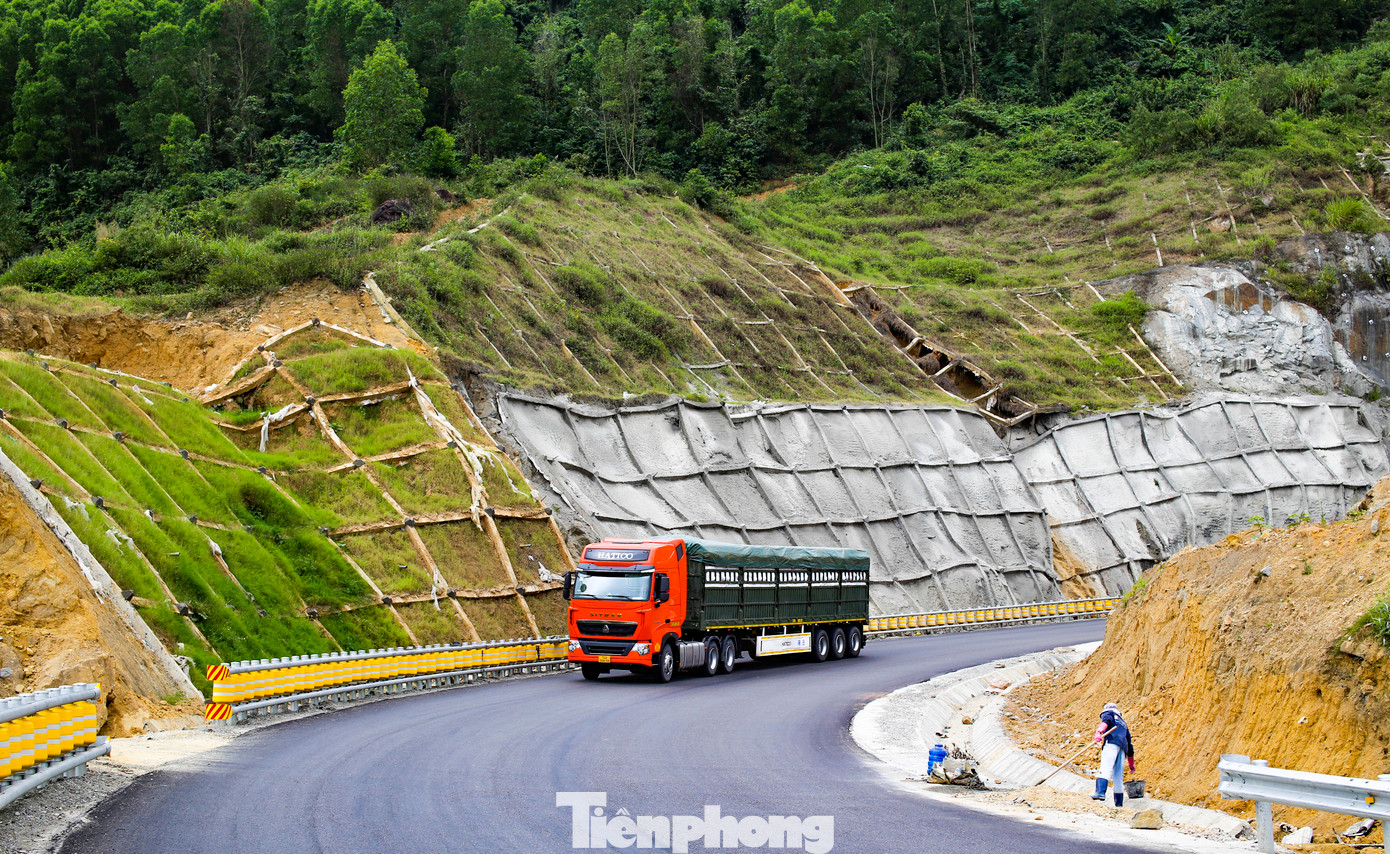 Sau 4 năm thi công, nâng cấp, sửa chữa tuyến đường cơ bản hoàn thành giúp giao thông thuận lợi hơn, đặc biệt giúp tài xế rút ngắn được thời gian lộ trình. Ảnh: Trương Định