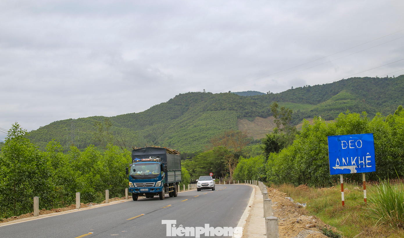 Quốc lộ 19 là tuyến huyết mạch nối các tỉnh Tây Nguyên với vùng duyên hải miền Trung. Chiều dài tuyến là 243km, điểm đầu cảng Quy Nhơn (Bình Định) điểm cuối đến cửa khẩu Lệ Thanh (Gia Lai). Ảnh: Trương Định