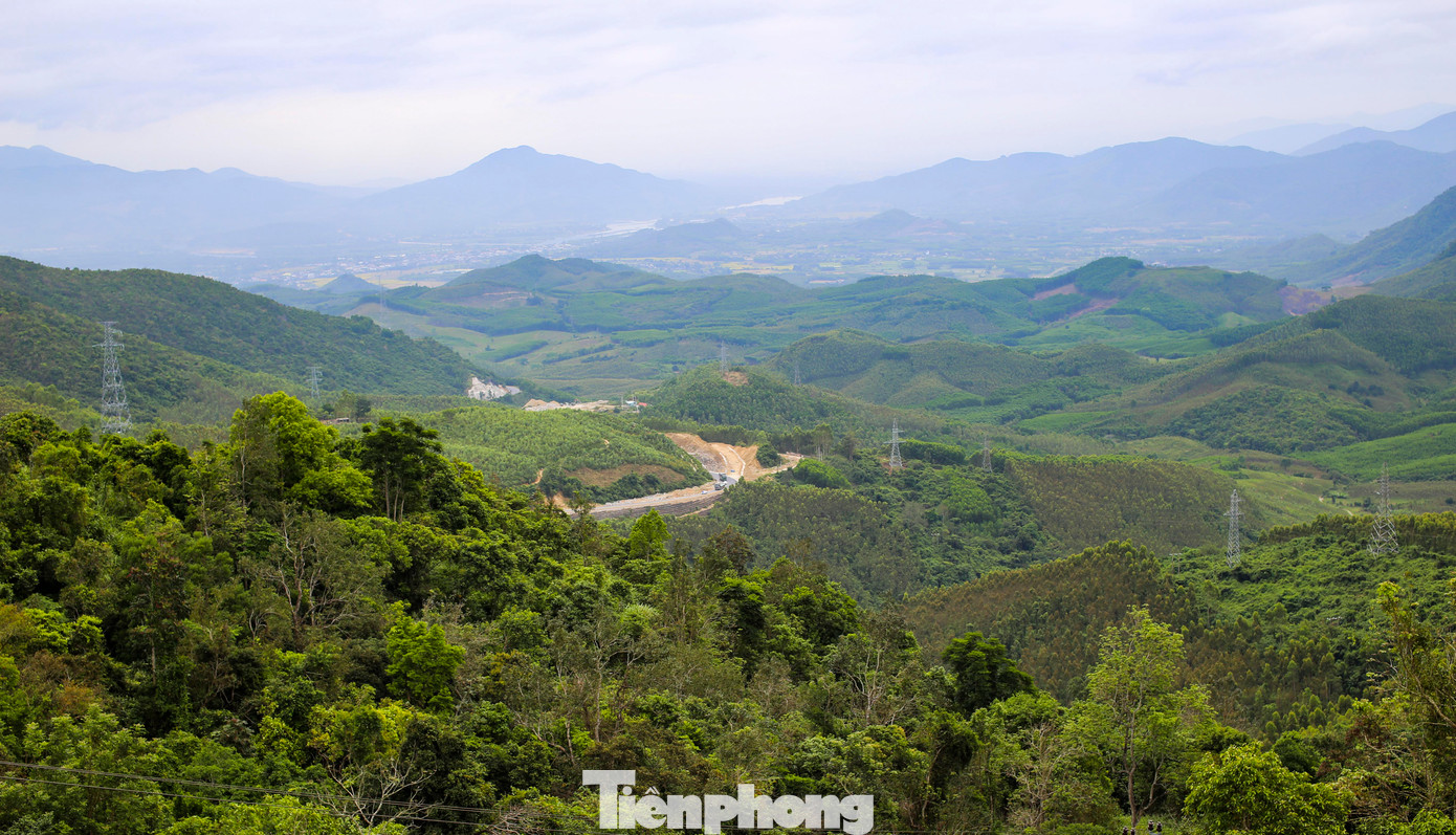 Dự án Tăng cường kết nối giao thông khu vực Tây Nguyên là dự án giao thông có ý nghĩa, mang lại lợi ích rất lớn.Tuyến đường kết nối tạo điều kiện phát triển kinh tế - xã hội, bảo đảm quốc phòng - an ninh cho các tỉnh Tây Nguyên và các tỉnh miền Trung. Ảnh: Trương Định
